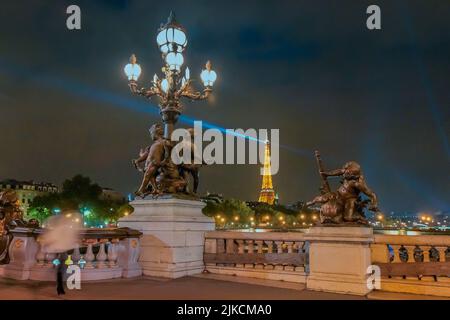 Torre Eiffel da Pont Alexandre III di notte, Parigi, Francia Foto Stock