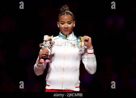 La Georgia-Mae Fenton dell'Inghilterra riceve la sua medaglia d'oro per la finale di Women's Unvalued Bars all'Arena Birmingham il quarto giorno dei Giochi del Commonwealth 2022 a Birmingham. Data foto: Lunedì 1 agosto 2022. Foto Stock