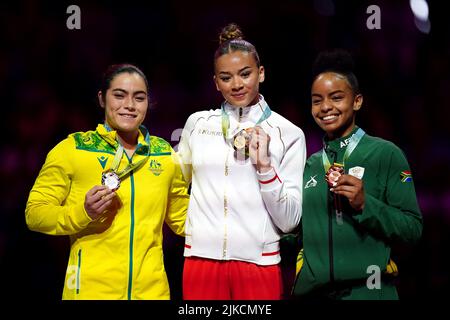 Georgia-Mae Fenton (oro), Georgia Godwin (argento) e Caitlin Rooskrantz (bronzo) in Inghilterra durante la cerimonia di medaglia per la finale delle Donne dei bar irregolari all'Arena Birmingham il quarto giorno dei Giochi del Commonwealth 2022 a Birmingham. Data foto: Lunedì 1 agosto 2022. Foto Stock