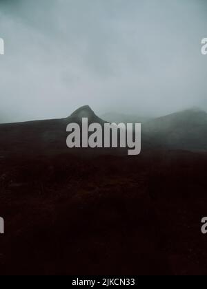 Un oscuro nuvoloso vuoto arido drammatico paesaggio di montagna a bassa nuvola nelle Highlands occidentali della Scozia UK - paesaggio scuro e malvamente sfondo minimo Foto Stock