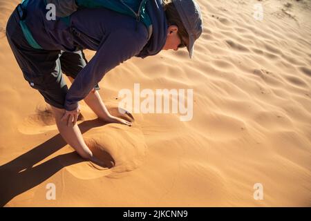 Giovane donna in occhiali da sole al Coral Pink Sand Dunes state Park Foto Stock