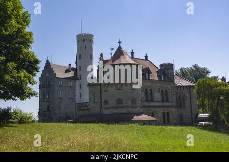 Foto del castello di lichtenstein o dello Schloss su una scogliera rocciosa boschiva nelle Alpi sveve in estate. Panorama stagionale del romantico palazzo da favola in stile gotico ravvivante sul cielo. Famoso punto di riferimento europeo Foto Stock