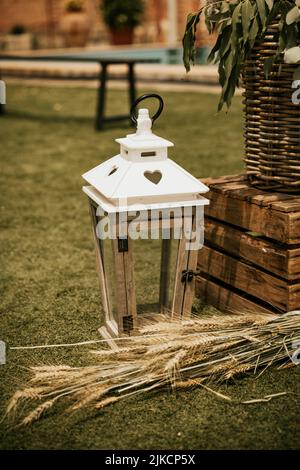 Decorazioni in legno in un luogo di matrimonio Foto Stock