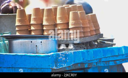 Coppe da tè Clay Kulhad nella tea shop utilizzate per servire autentiche bevande indiane chiamate Lassie o lassi, latte, tè Foto Stock