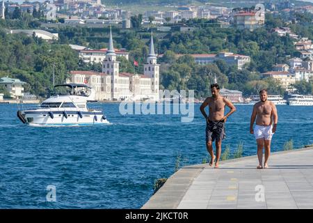 Istanbul, Turchia. 30th luglio 2022. I giovani hanno visto godere al mare del Bosforo. I cittadini che sudano nel calore di Eyyam-? Bahur, che ha iniziato il fine settimana a Istanbul, si è raffreddata sul Bosforo. Credit: SOPA Images Limited/Alamy Live News Foto Stock