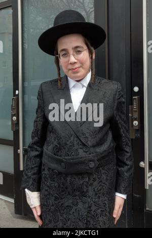 Ritratto di un teen ebreo ortodosso fuori da una sinagoga a Williamsburg, Brooklyn, New York City. Foto Stock