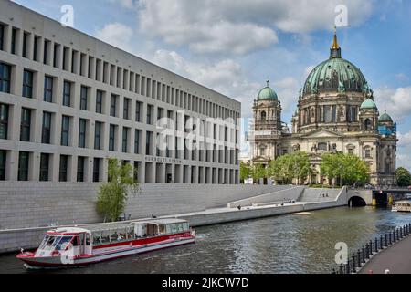 Humboldt-Forum, Berliner Schloss, Ostfassade, vorne die Humboldt-Promenade an der Spree mit Ausflugsboot, hinten der Berliner Dom, Berlino Foto Stock