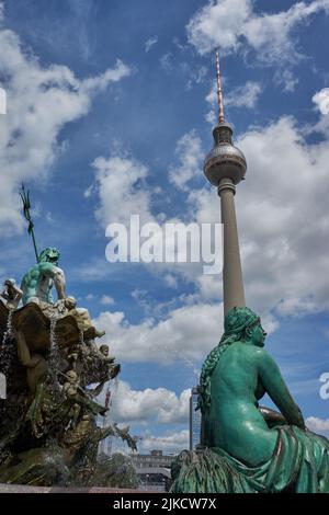 Frauenfigur, Darstellung von dem Fluss Elbe, Links Neptun auf einer Muschelschale, Neptunbrunnen, hinten der Berliner Fernsehturm, Berlino, Germania Foto Stock