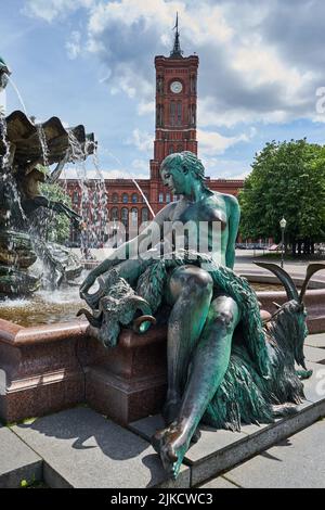 Frauenfigur mit Ziege und Fell, Darstellung von dem Fluss Oder, hinten das rote Rathaus, Berlin Mitte, Deutschland, Europa Foto Stock