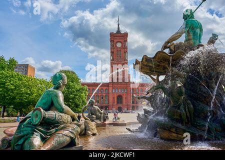 Frauenfigur, Darstellung von dem Fluss Rhein, rechts Neptun auf einer Muschelschale, hinten das rote Rathaus, Berlin Mitte, Deutschland Foto Stock