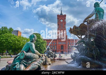 Frauenfigur, Darstellung von dem Fluss Rhein, rechts Neptun auf einer Muschelschale, hinten das rote Rathaus, Berlin Mitte, Deutschland Foto Stock