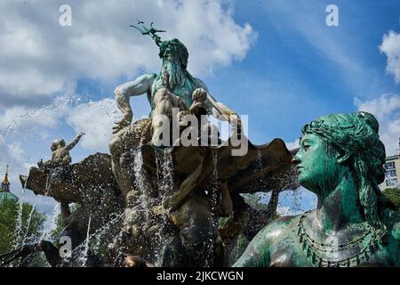 Frauenfigur, Darstellung von dem Fluss Rhein, Links Neptun mit Dreizack auf einer Muschelschale, Neptunbrunnen, Berlino, Germania Foto Stock