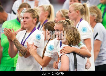 Londra, Regno Unito. 31st luglio 2022. Londra, Inghilterra, luglio 31st 2022: Georgia Stanway (10 Inghilterra) celebra la vittoria del torneo durante la cerimonia di medaglia e trofeo durante la partita di football finale UEFA Womens Euro 2022 tra Inghilterra e Germania al Wembley Stadium, Inghilterra. (Daniela Porcelli/SPP) Credit: SPP Sport Press Photo. /Alamy Live News Foto Stock