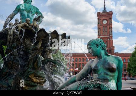 Frauenfigur, Darstellung von dem Fluss Oder, Links Neptun auf einer Muschelschale, hinten das rote Rathaus, Berlin Mitte, Deutschland Foto Stock
