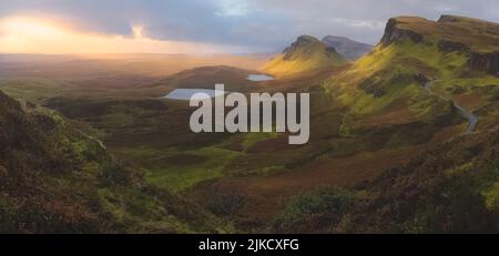 Epica alba o tramonto vista panoramica della preistorica scozzese Highlands paesaggio del Cleat e il Quairaing da Trotternish Cresta sull'isola Foto Stock