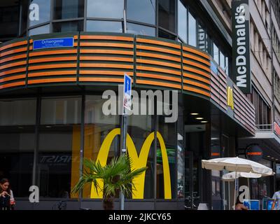 Basilea, Svizzera - Luglio 4 2022: McDonald's Restaurants di Basilea. Logo McDonald's. McDonald's è la più grande catena di fast food al mondo Foto Stock