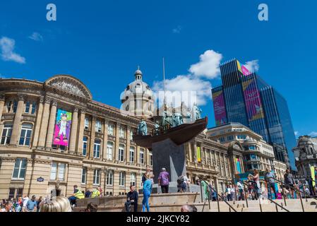 Un'opera d'arte temporanea chiamata Foreign Exchange dall'artista Hew Locke sostituisce la statua della Regina Vittoria in Victoria Square, Birmingham Foto Stock