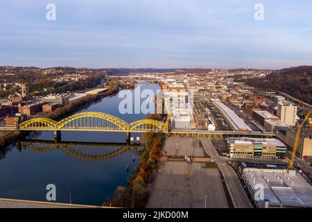 Vista aerea di Pittsburgh, Pennsylvania's Strip District (a destra). Il David McCullough 16th Street Bridge attraversa il fiume Allegheny da Troy Hill ( Foto Stock