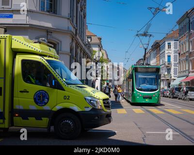 Basilea, Svizzera - Luglio 8 2022: Ambulanza in città. via del centro di Basilea in primavera soleggiata. Foto Stock