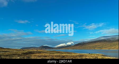 Beinn Dearg preso dall'altra parte di Loch Glascarnoch Foto Stock