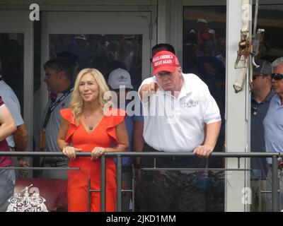 Bedminster, New Jersey, Stati Uniti. 31st luglio 2022. 2022 LIV Invitational Golf Tournament, Trump National Golf Club, 900 Lamington Rd., Bedminster NJ 07921, USA. Luglio 31, 2022. All'ex presidente degli Stati Uniti Donald Trump si unisce il conservatore radicale del Congresso americano Marjorie Taylor Greene (R-GA) per il Torneo di Golf Invitazionale LIV del 2022, tenutosi al Trump National Golf Club di Bedminster, New Jersey. Credit: ©Julia Mineeva/EGBN TV News/Alamy Live News Foto Stock