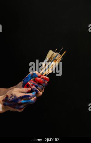 uomo mani pennelli arte ispirazione simbolo Foto Stock