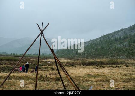 Una tribù nomade teepee struttura su un campo rurale in Mongolia Foto Stock