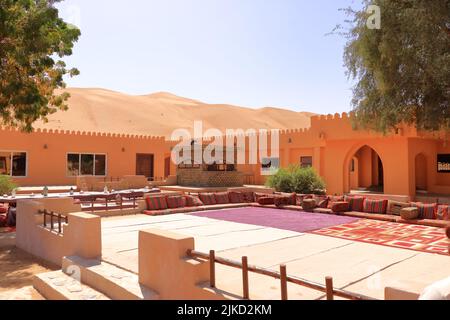 Campeggio in stile beduino accanto ad una enorme duna di sabbia nel deserto di Wahiba Sands in Oman. Foto Stock