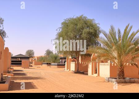 Campeggio in stile beduino accanto ad una enorme duna di sabbia nel deserto di Wahiba Sands in Oman. Foto Stock