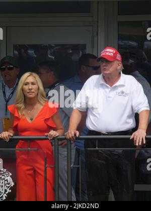 Bedminster, New Jersey, Stati Uniti. 31st luglio 2022. 2022 LIV Invitational Golf Tournament, Trump National Golf Club, 900 Lamington Rd., Bedminster NJ 07921, USA. Luglio 31, 2022. All'ex presidente degli Stati Uniti Donald Trump si unisce il conservatore radicale del Congresso americano Marjorie Taylor Greene (R-GA) per il Torneo di Golf Invitazionale LIV del 2022, tenutosi al Trump National Golf Club di Bedminster, New Jersey. Credit: ©Julia Mineeva/EGBN TV News/Alamy Live News Foto Stock