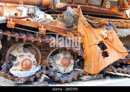 I bacini lacerati di un nemico distrutto arrugginito russo carro armato primo piano. La guerra tra russia e Ucraina ha 222 anni. Foto Stock