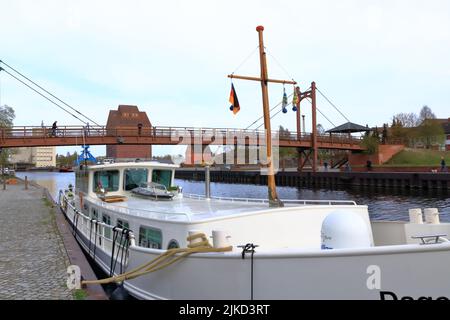 Aprile 30 2022 - Anklam in Germania: Piccolo porto industriale in un giorno clown Foto Stock