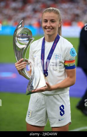 Londra, Regno Unito. 31st luglio 2022. Leah Williamson of England le donne festeggiano con il trofeo dopo il gioco. UEFA Women's Euro England 2022 Final, England Women / Germany Women al Wembley Stadium di Londra domenica 31st luglio 2022. Questa immagine può essere utilizzata solo a scopo editoriale. Solo per uso editoriale, licenza richiesta per uso commerciale. Nessun uso in scommesse, giochi o un singolo club/campionato/player pubblicazioni. pic di Steffan Bowen/Andrew Orchard sport fotografia/Alamy Live news credito: Andrew Orchard sport fotografia/Alamy Live News Foto Stock