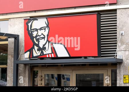 KFC Kentucky Fried Chicken fast food catena di insegne logo closeup, Colonel Sanders, ingresso edificio simbolo del marchio dettaglio da vicino, nessuno, n Foto Stock