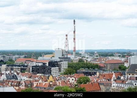 Wroclaw, Polonia centrale termica ed energetica camini alti, fumo che esce ancora colpo aereo, inquinamento ambientale, concetto di generazione di energia, urba Foto Stock