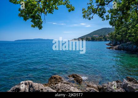 Vista del villaggio di Lovran e del mare Adriatico, Lovran, baia di Kvarner, Istria orientale, Croazia, Europa Foto Stock