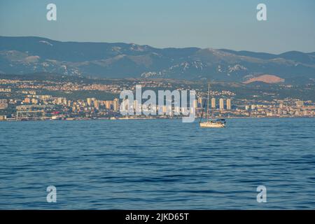 Vista della barca a vela sul Mare Adriatico e Rijeka sullo sfondo da Lovran villaggio, Lovran, Kvarner Bay, Istria orientale, Croazia, Europa Foto Stock