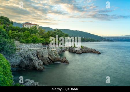 Vista di caffè e ristorante con vista sulle barche nel porto, Lovran villaggio, Lovran, Kvarner Bay, Istria orientale, Croazia, Europa Foto Stock