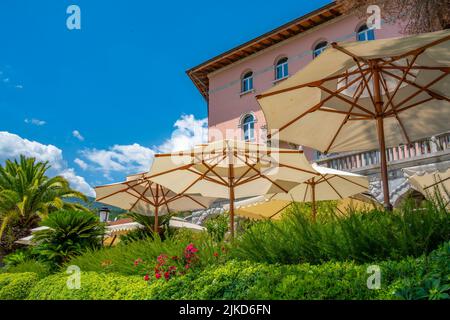 Vista su ombrelloni e architettura sul lungomare, Opatija, Kvarner Bay, Croazia, Europa Foto Stock