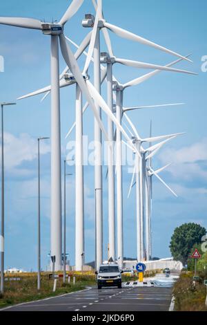 Wind farm sul Nordzeeweg, su un lungo spit di terra tra il Maas e il Calandkanaal nel porto di Europoort di Rotterdam, Paesi Bassi Foto Stock