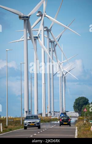 Wind farm sul Nordzeeweg, su un lungo spit di terra tra il Maas e il Calandkanaal nel porto di Europoort di Rotterdam, Paesi Bassi Foto Stock