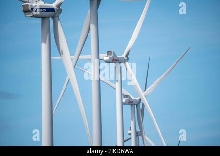 Wind farm sul Nordzeeweg, su un lungo spit di terra tra il Maas e il Calandkanaal nel porto di Europoort di Rotterdam, Paesi Bassi Foto Stock