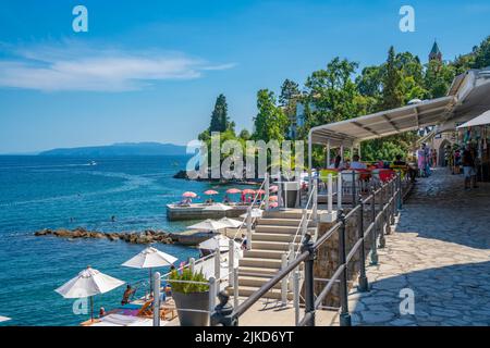 Vista del caffè ristorante e ombrelloni sul lungomare nella città di Opatija, Opatija, Kvarner Bay, Croazia, Europa Foto Stock