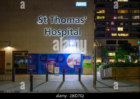 LONDRA - 17 maggio 2022: Illuminato St Thomas' Hospital segno sul lato dell'edificio di notte Foto Stock