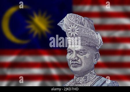 Tunku Abdul Rahman sullo sfondo della bandiera malese. Il ritratto del primo Ministro sulla banconota da un ringgit malese. Foto Stock