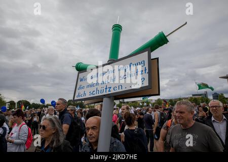 Berlino, Germania. 01st ago 2022. I manifestanti anticovidi si sono riuniti a Berlino il 1 agosto 2022 per protestare contro i principali media. Sul percorso dimostrativo, hanno visitato diverse sedi di giornali e emittenti televisive tedesche, tra cui Axel Springer, taz, Tagesspiegel e ZDF. La manifestazione è iniziata presso l'edificio del Reichstag, Deutscher Bundestag. Diversi manifestanti hanno insultato verbalmente i giornalisti per la protesta. Inoltre, diversi estremisti di destra hanno preso parte al rally. (Foto di Michael Kuenne/PRESSCOV/Sipa USA) Credit: Sipa USA/Alamy Live News Foto Stock