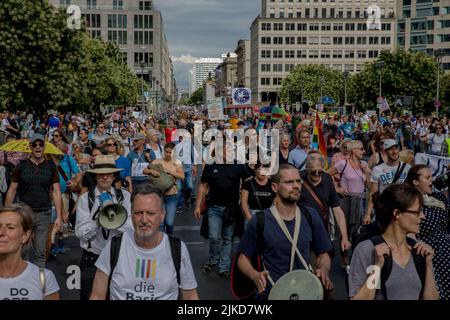 Berlino, Germania. 01st ago 2022. I manifestanti anticovidi si sono riuniti a Berlino il 1 agosto 2022 per protestare contro i principali media. Sul percorso dimostrativo, hanno visitato diverse sedi di giornali e emittenti televisive tedesche, tra cui Axel Springer, taz, Tagesspiegel e ZDF. La manifestazione è iniziata presso l'edificio del Reichstag, Deutscher Bundestag. Diversi manifestanti hanno insultato verbalmente i giornalisti per la protesta. Inoltre, diversi estremisti di destra hanno preso parte al rally. (Foto di Michael Kuenne/PRESSCOV/Sipa USA) Credit: Sipa USA/Alamy Live News Foto Stock