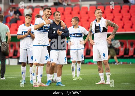 Ingolstadt, Germania. 01st ago 2022. Calcio: DFB Cup, FC Ingolstadt 04 - Darmstadt 98, 1st round, Audi Sportpark. I giocatori di SV Darmstadt ringraziano i fan dopo il gioco. Credito: Matthias Balk/dpa - NOTA IMPORTANTE: In conformità con i requisiti della DFL Deutsche Fußball Liga e della DFB Deutscher Fußball-Bund, è vietato utilizzare o utilizzare fotografie scattate nello stadio e/o della partita sotto forma di immagini di sequenza e/o serie di foto video-simili./dpa/Alamy Live News Foto Stock