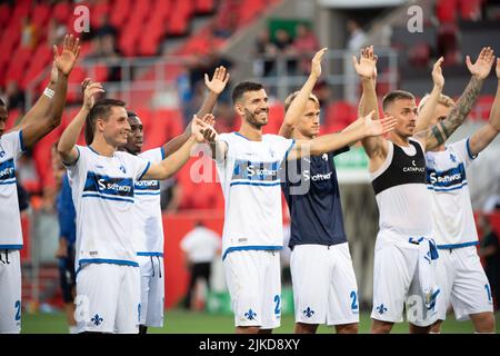 Ingolstadt, Germania. 01st ago 2022. Calcio: DFB Cup, FC Ingolstadt 04 - Darmstadt 98, 1st round, Audi Sportpark. I giocatori di SV Darmstadt ringraziano i fan. Credito: Matthias Balk/dpa - NOTA IMPORTANTE: In conformità con i requisiti della DFL Deutsche Fußball Liga e della DFB Deutscher Fußball-Bund, è vietato utilizzare o utilizzare fotografie scattate nello stadio e/o della partita sotto forma di immagini di sequenza e/o serie di foto video-simili./dpa/Alamy Live News Foto Stock