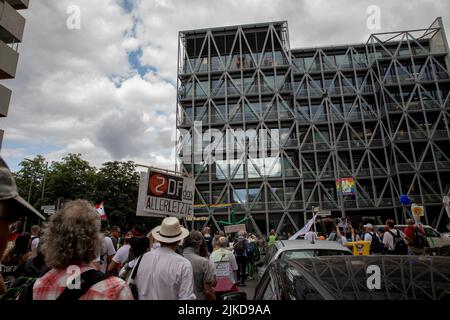 Berlino, Germania. 1st ago 2022. I manifestanti anticovidi si sono riuniti a Berlino il 1 agosto 2022 per protestare contro i principali media. Sul percorso dimostrativo, hanno visitato diverse sedi di giornali e emittenti televisive tedesche, tra cui Axel Springer, taz, Tagesspiegel e ZDF. La manifestazione è iniziata presso l'edificio del Reichstag, Deutscher Bundestag. Diversi manifestanti hanno insultato verbalmente i giornalisti per la protesta. Inoltre, diversi estremisti di destra hanno preso parte al rally. (Credit Image: © Michael Kuenne/PRESSCOV via ZUMA Press Wire) Foto Stock
